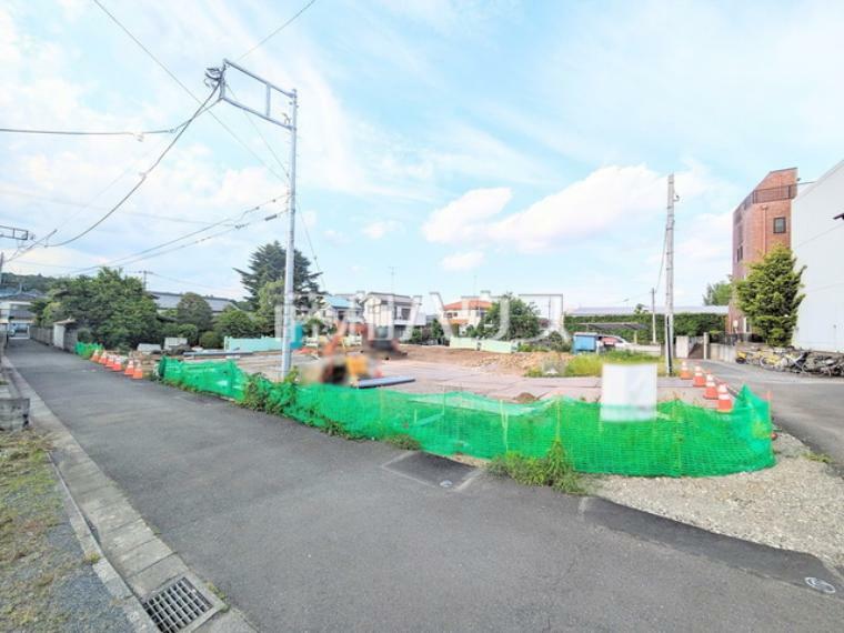 現況写真 接道状況および現場風景　【八王子市東浅川町】 前面道5.25mなので、運転が少し苦手な方でも運転・駐車がしやすそうですね。　