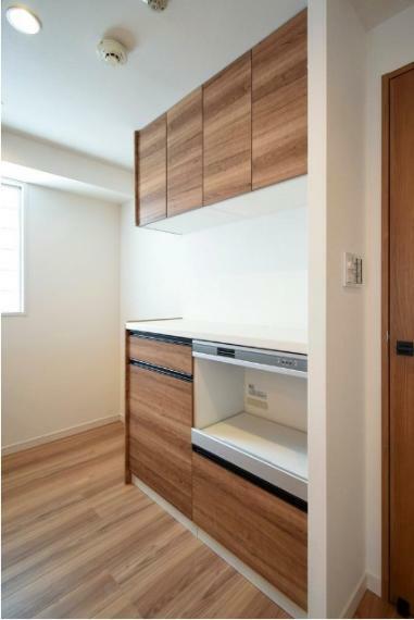 キッチン キッチンの背面には、収納や調理家電置き、作業スペースに便利なカップボードを設置。
