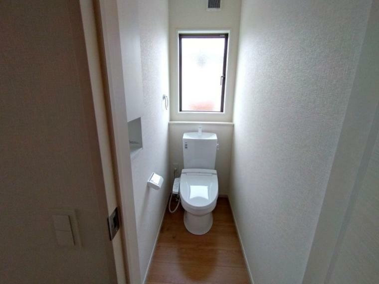 トイレ 小窓付きで換気する時に便利です＾＾
