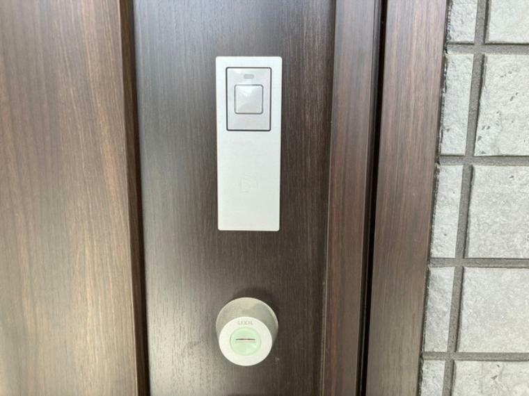 防犯設備 防犯性が高い玄関扉のタッチキー。バッグから鍵を取り出す必要がなく、手が塞がっていてもボタンを押すだけで鍵が開きとっても便利ですね。