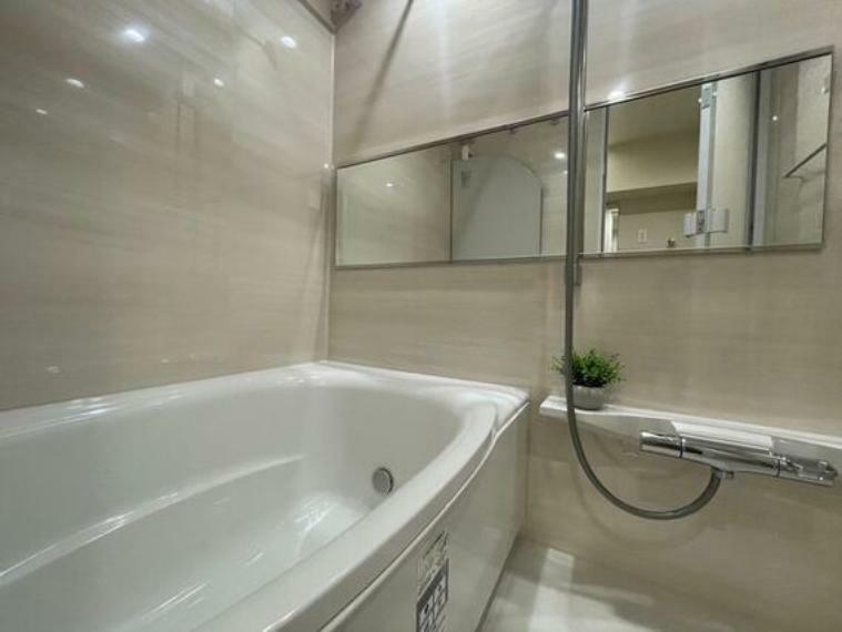 浴室 和らぎあるカラーで統一、半身浴も楽しめるバスタブが心地よさをもたらします。