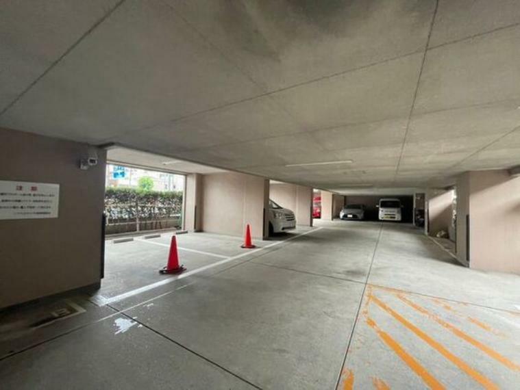 敷地内駐車場 駐車場（現在空無）。