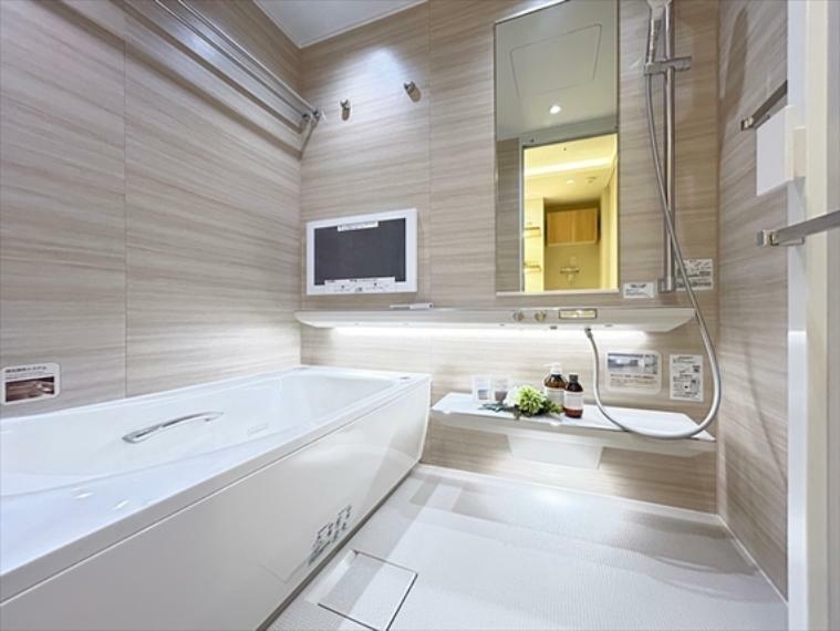 浴室 1日の疲れを癒すユニットバス。半身浴も楽しめるバスタブが心地よさをもたらします。