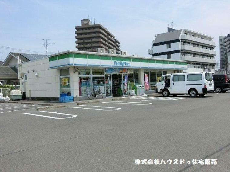 コンビニ ファミリーマート一宮今伊勢駅前店