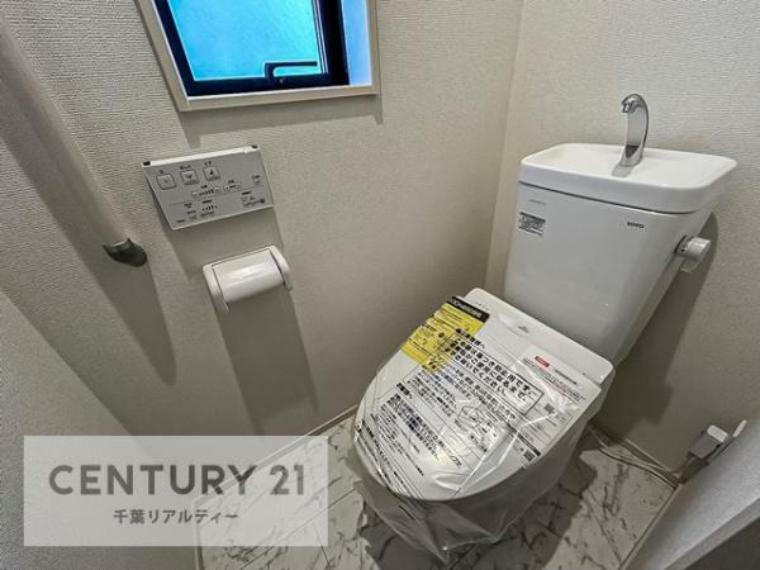 トイレ 1・2階にトイレがございます！朝の忙しい時間帯も待たずにすみそうですね。 白を基調とした清潔感のあるトイレでお手入れがしやすいです！