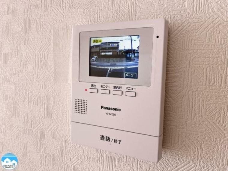 専用部・室内写真 映像と音声で玄関先の様子をチェックできるモニター機能や、夜間の訪問者の顔も確認できるLEDライトを装備しています。