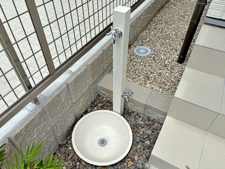 庭 玄関横には立水栓が設置されています！お庭の水撒き、洗車、お掃除、お子様の水遊びなど便利です！