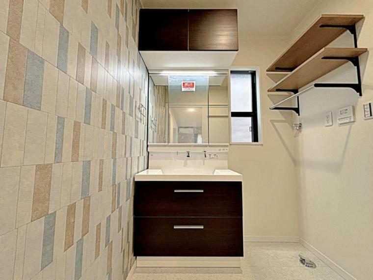 洗面化粧台 収納力の高い洗面台に加え、壁備え付けの収納があります。狭くなりがちな洗面所には嬉しい空間。