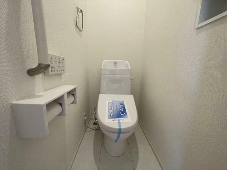 トイレ 温水洗浄機付トイレです。節水機能もあるので、安心して使えますね。もちろん、1階2階の2ヶ所にトイレがあるので、忙しい朝にもゆとりができますね。