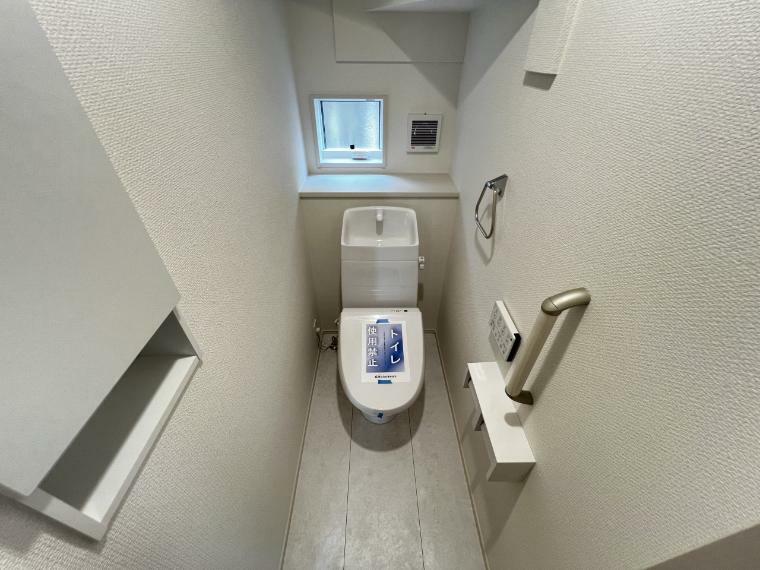 トイレ トイレは1、2階ともににございます。換気に便利な小窓も付いています