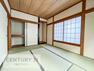 和室 タタミの香りが安らぎを与える、リラックス空間。窓も大きく開放感のある和室となっております。日本人の心感じる「和」の空間。井草の香り漂う空間は癒しのひと時を演出してくれます！