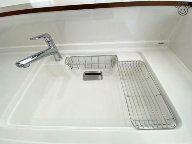 発電・温水設備 広々シンクで洗い物もラクラクです。