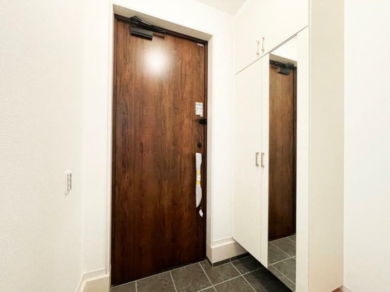 玄関 【玄関】玄関横には収納豊富なシューズボックスを設置！キレイな玄関をキープできますね！