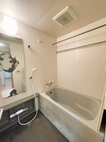 浴室 物干しバーがあり室内干しが行えるバスルーム