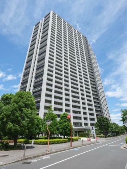 三井住友建設（株）施工、総戸数648戸、32階建てのタワーレジデンス。コンシェルジュサービス、ゴルフ練習場、シアタールーム、プレイングアリーナ、屋上スカイデッキなどの多彩な共用施設があります。