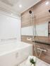 浴室 光沢のある木目調パネルが高級感を漂わせるバスルームです。暖房・涼風・換気・乾燥機能付きで1年中快適です。