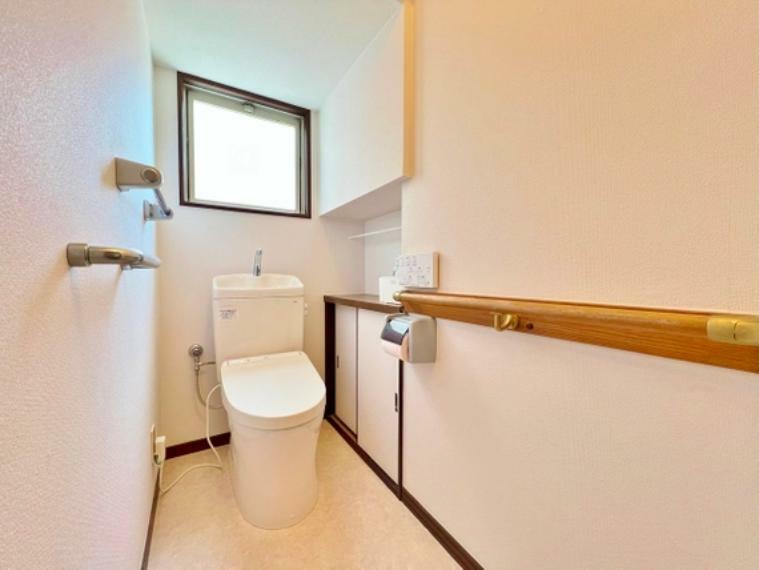 トイレ 十分なスペースを確保したトイレ。収納もございますのでシンプルな空間を保てます。手摺付き。