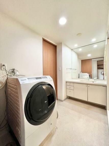 洗面化粧台 ドラム式洗濯機を置いてもスペースに余裕があります。
