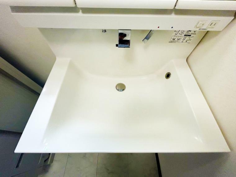洗面化粧台 ■スクエア型の洗面ボウル。お手入れの簡単な上部吐水タイプの水栓採用です！