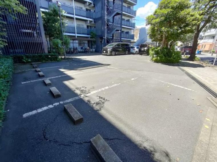 駐車場 ・駐車場