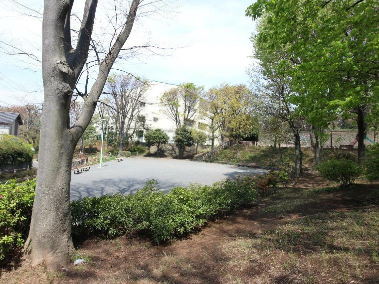 公園 下永谷東公園 （下永谷小学校隣接。緑に囲まれたホッとできる木陰の多い公園。お子様の遊具も豊富です。）