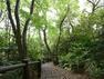 公園 戸塚公園（多目的広場や遊具のある広場とともに緑豊かな雑木林、湧き水が流れるせせらぎがあります。）
