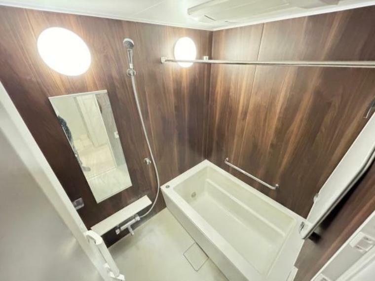 浴室 モダンデザインの空間が気持ちよさを高めてくれるバスルーム。浴室乾燥機も付いており、いつでも快適で心地の良いバスタイムを実現できます（写真はハウスクリーニング前のものとなります）。