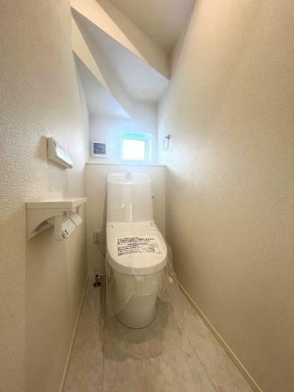 トイレ 白を基調としたトイレは清潔感を感じさせくつろぎの空間へ導きます 小窓が閉塞しがちなトイレを明るく演出してくれます