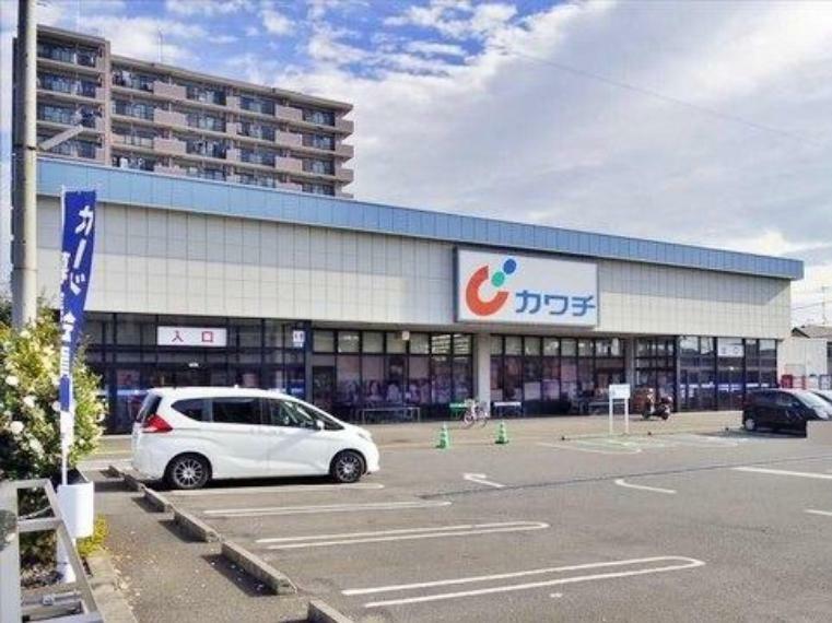 ドラッグストア カワチ薬品 入間店 【カワチ薬品 入間店】営業時間9時00分～21時00分。定休日1月1日、駐車場有。