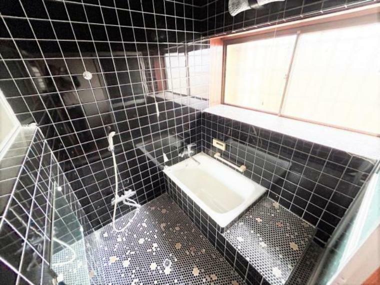 浴室 【リフォーム中写真6/22撮影】ゆったり寛げる1坪の新品ユニットバスに交換予定。自動湯張り・追い焚き機能付き、いつでも温かいお風呂に入れます。床は水はけが良く毎日のお掃除もスムーズです。