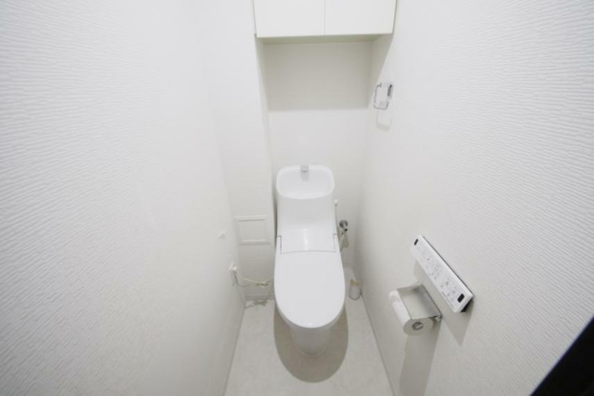 トイレ 白を基調とした清潔感あるトイレは温水洗浄機能付き