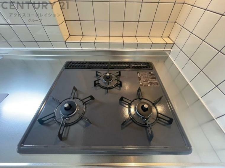 多数の調理器具を同時に使用でき、料理の効率化が可能。省エネで節約になり、様々な料理スタイルに適応できます。また、火力調整が独立しており、手入れや掃除もしやすく、今よりもっとお料理が楽しくなるかも。