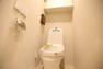 トイレ トイレもシンプルですが使いやすい温水洗浄便座・便器。 吊戸棚があります。