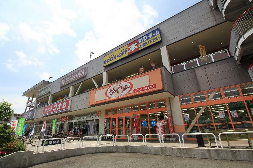 ショッピングセンター アクロスプラザ神奈川（スーパー、衣料品店、飲食店、100円ショップ、ドラッグストア、ブックオフなどが入った複合施設。週末は家族連れでにぎわいます。）