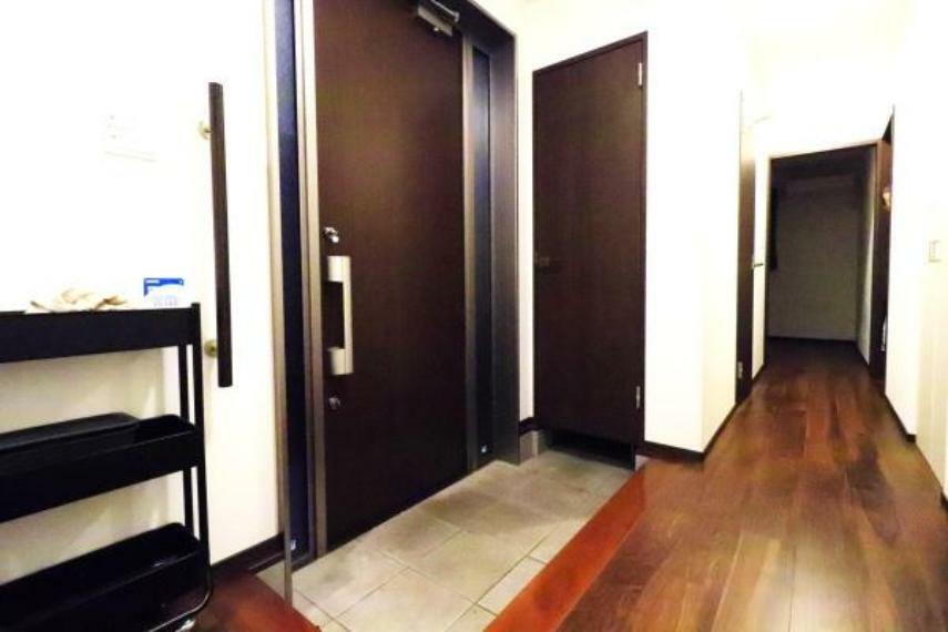 玄関 すっきりとした玄関は広々として、シューズインクローゼットや廊下にも収納があり収納力豊富です。