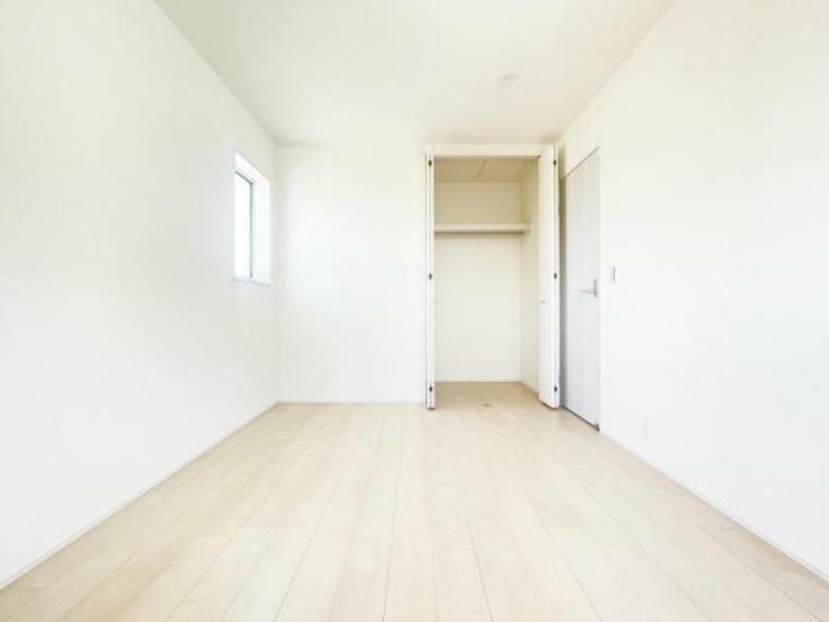 （2階・洋室）各居室に奥行たっぷりな収納スペースを確保！パイプハンガー付きのため、コート・ワンピースをきれいな状態で収納可能です*