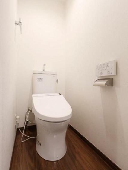 パワー脱臭機能などを備えた温水洗浄便座付きトイレ
