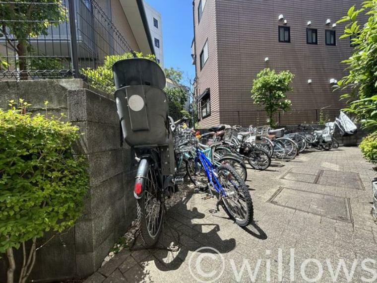 駐輪場 自転車は必需品という方も多くいらっしゃいます。見るとお子様を乗せる自転車が多く、このマンションコミュニティの雰囲気を教えてくれます。空き状況もすぐにお調べいたします。