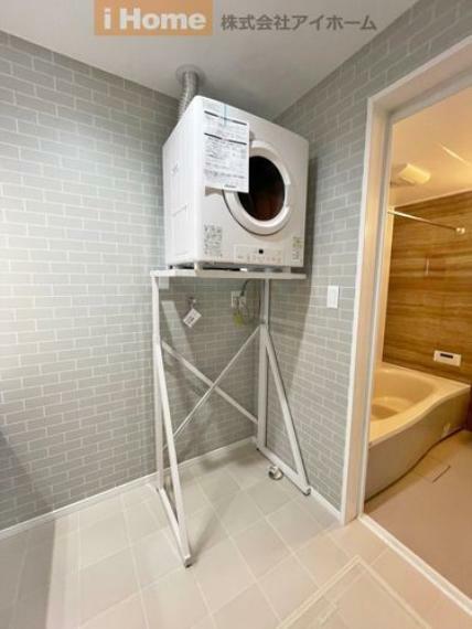 室内洗濯機置場には便利な乾燥機が設置済みです。