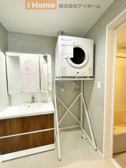 ランドリースペース 室内洗濯機置場には便利な乾燥機が設置済みです。