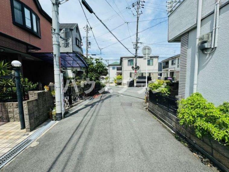 現況写真 住宅街は、静かで落ち着いた雰囲気が感じられます。安全な環境、静かな生活、家族向けの施設やサービスの利便性、そして街並みの美しさが心を癒し、穏やかな日々を送りたい方にぴったりの場所です。