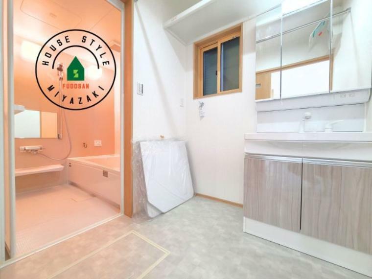 脱衣場 ゆとりの洗面スペースで朝の身支度もスムーズに。暮らしを快適に変えるシャワー付洗面台です！
