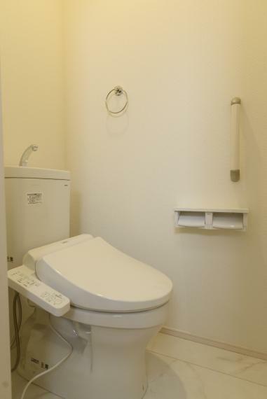 トイレ 【居住前内観】温水洗浄便座でいつでも快適。フチなし形状でサッとひとふきでお手入れもカンタンです！