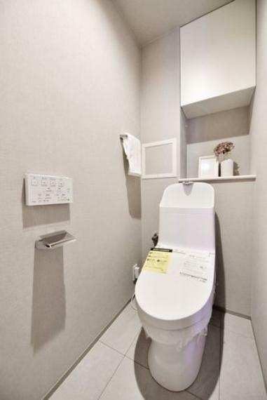 トイレ ウォシュレット一体型のトイレ新規交換済みです。お掃除しやすい機能を搭載し、汚れが付きにくい工夫が詰め込まれていますので毎日のお手入れもしやすいです。吊戸棚設置で収納も便利です。