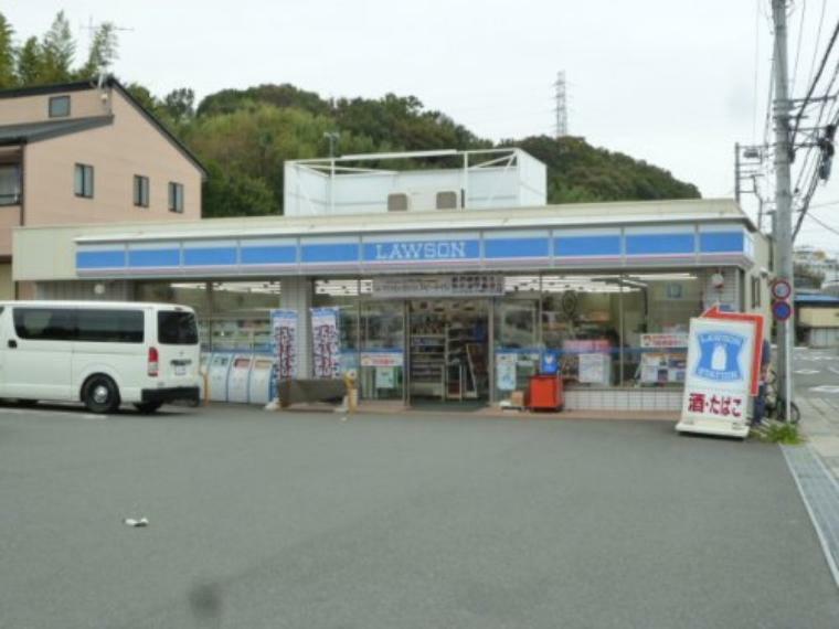 コンビニ 【コンビニエンスストア】ローソン 平塚根坂間店まで1083m
