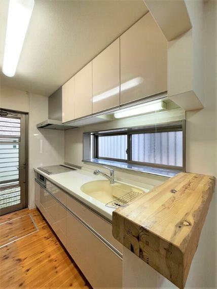 キッチン ■採光・換気にも有効な出窓のあるキッチン！吊戸棚収納・床下収納も完備でスッキリした空間を保てます。