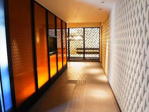 エントランスホール 現代的でモダンなデザインがオシャレなマンション内部。