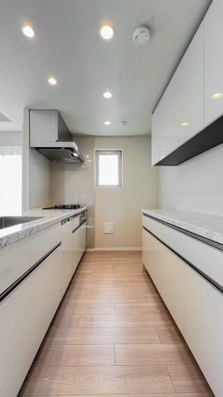キッチン キッチン背面には、収納や作業スペースに便利なカップボードを設置。