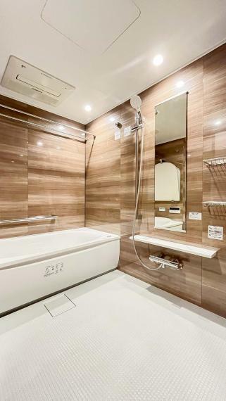 浴室 ゆったり体を伸ばしてくつろげる1620サイズのバスルーム。木目調パネルが高級感とくつろぎの空間を演出。