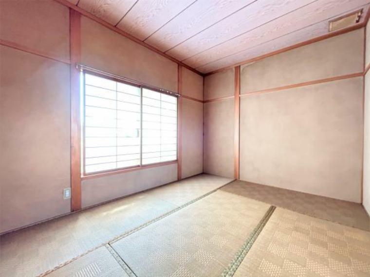 【現況】2階8帖の和室の写真です。南西側窓からの光でお部屋を明るくしてくれます。押入れがあるのでお部屋を広く使えますね。